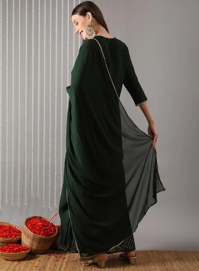 جلو باص مجموعة من كورتا مطرزة مع بنطال شرارة ووشاح